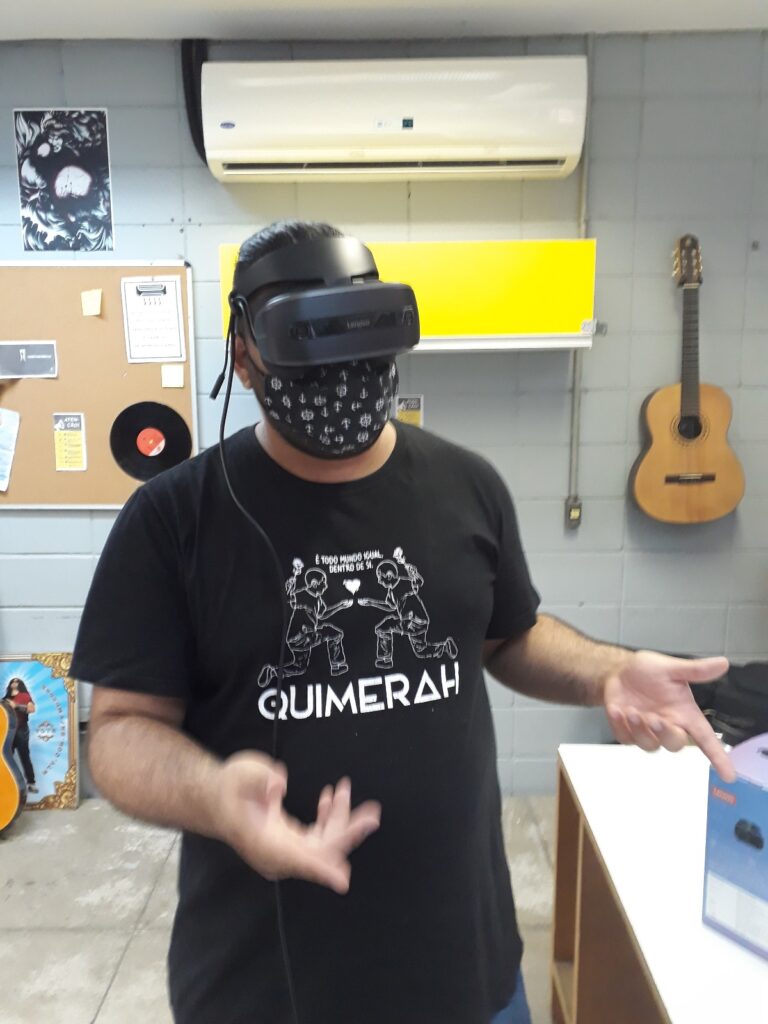Rafael Braga no estudio, usando um óculos de Realidade Virtual