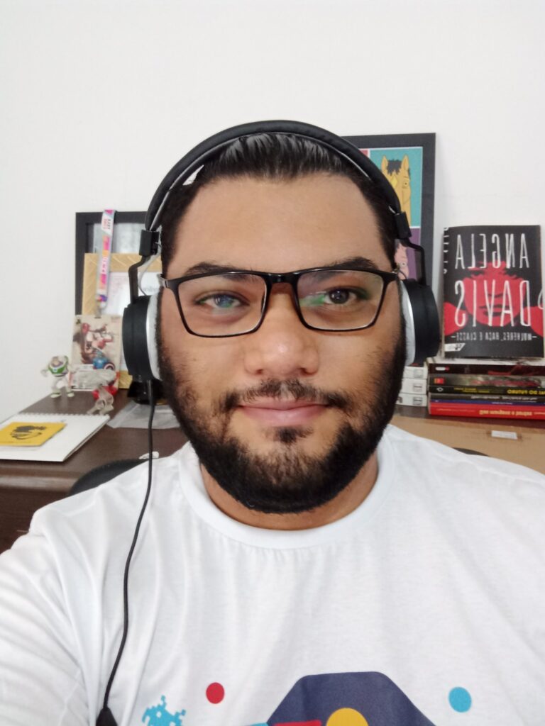O Designer Rafael Braga, com fones de ouvido, em seu escritório