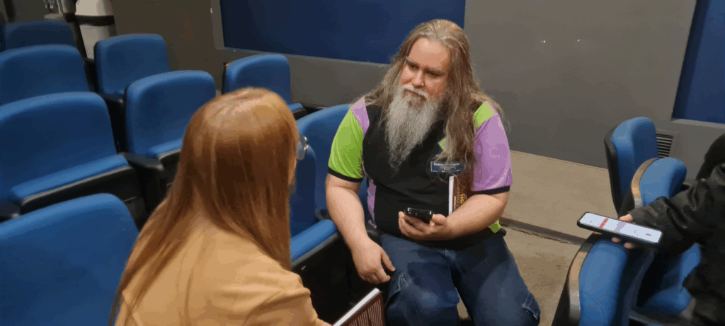 Rodrigo Domingues entrevistando a secretária de cultura do estado de SP, Marília Marton