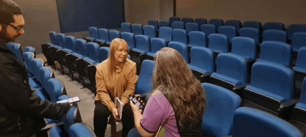 Rodrigo Domingues entrevistando a secretária de cultura do estado de SP, Marília Marton